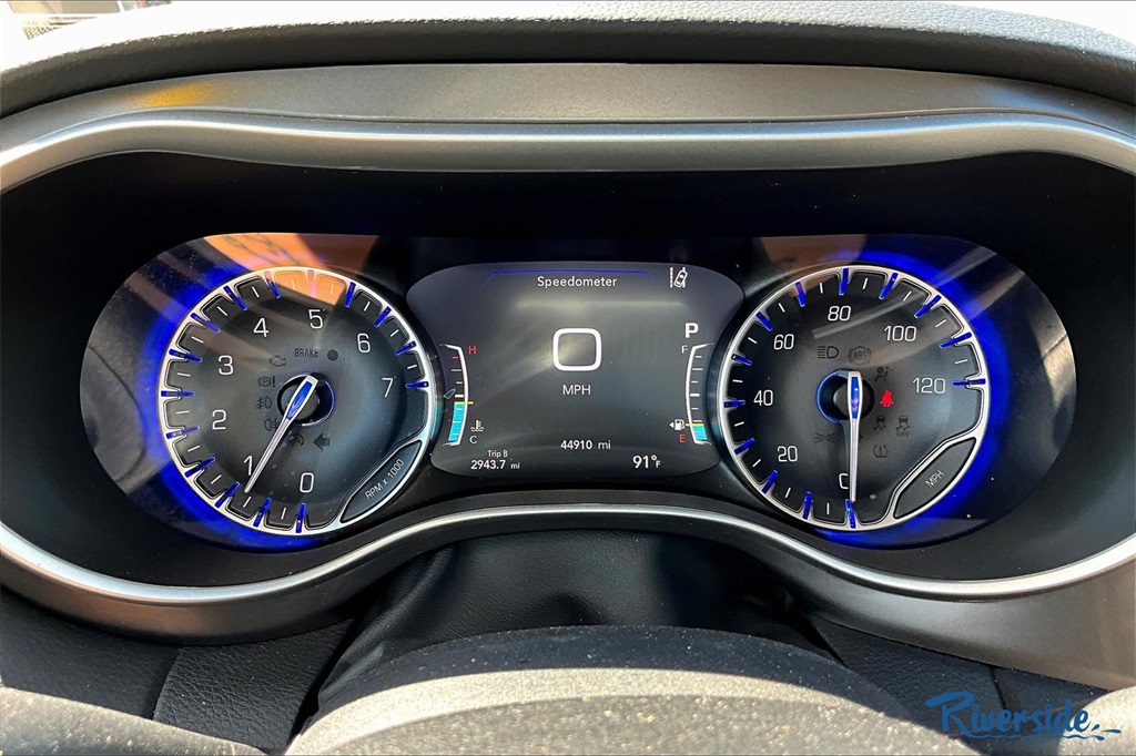 2024 Chrysler Pacifica Touring L photo 8