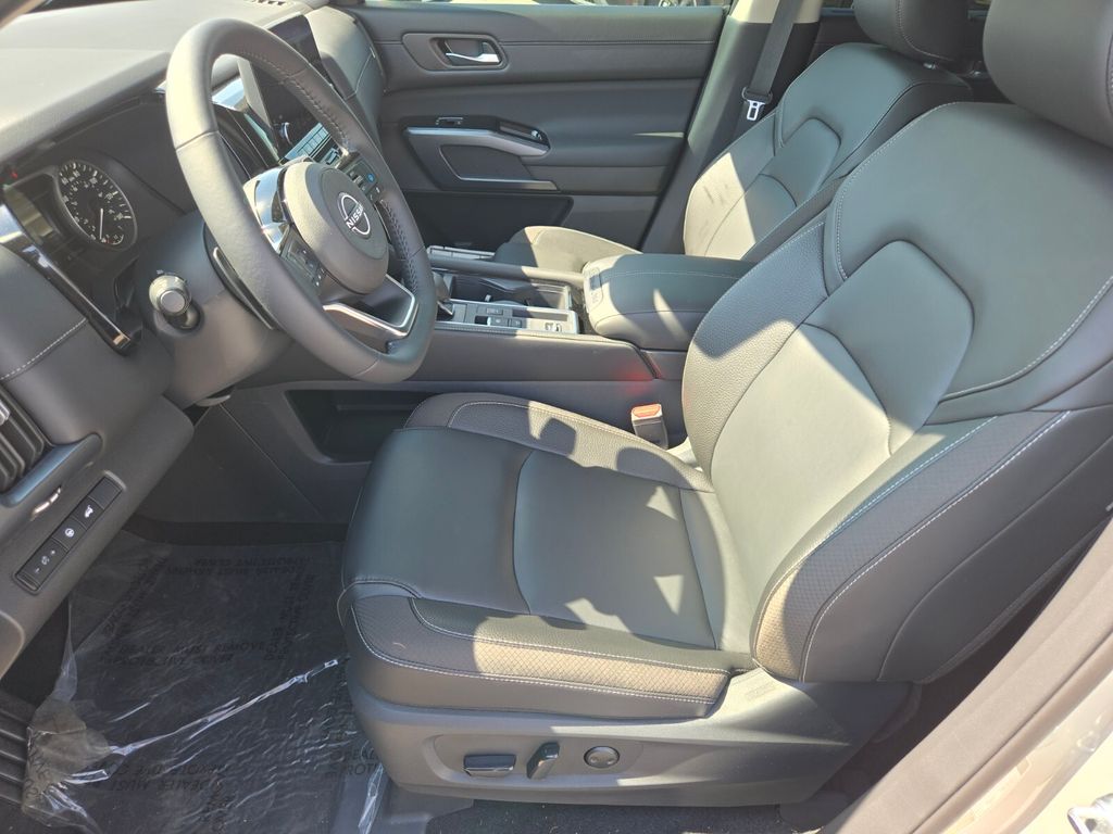 2025 Nissan Pathfinder SL photo 6