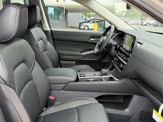 2025 Nissan Pathfinder SL photo 13