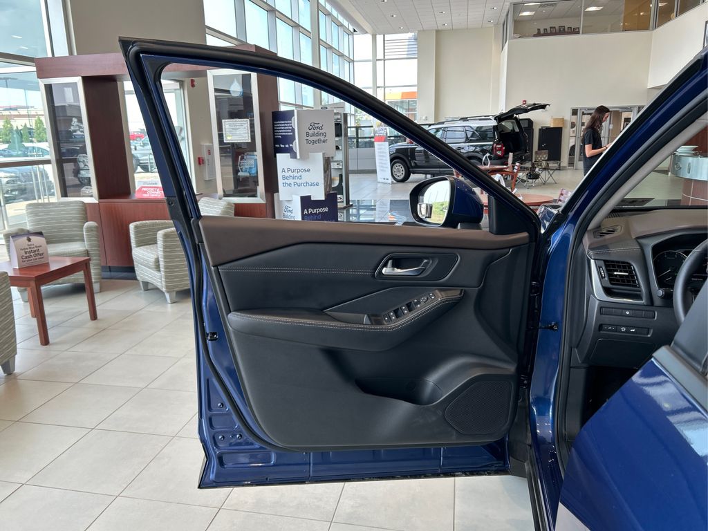 2023 Nissan Rogue SV photo 22