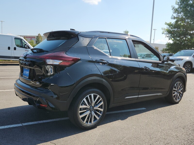 2024 Nissan Kicks SR photo 3