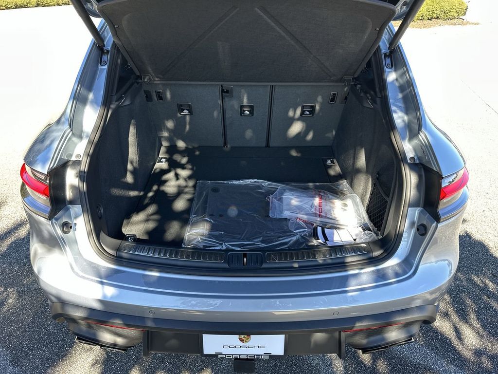2025 Porsche Macan Base photo 22