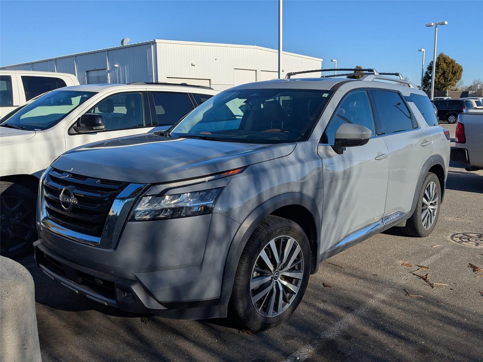 2022 Nissan Pathfinder Platinum's photo