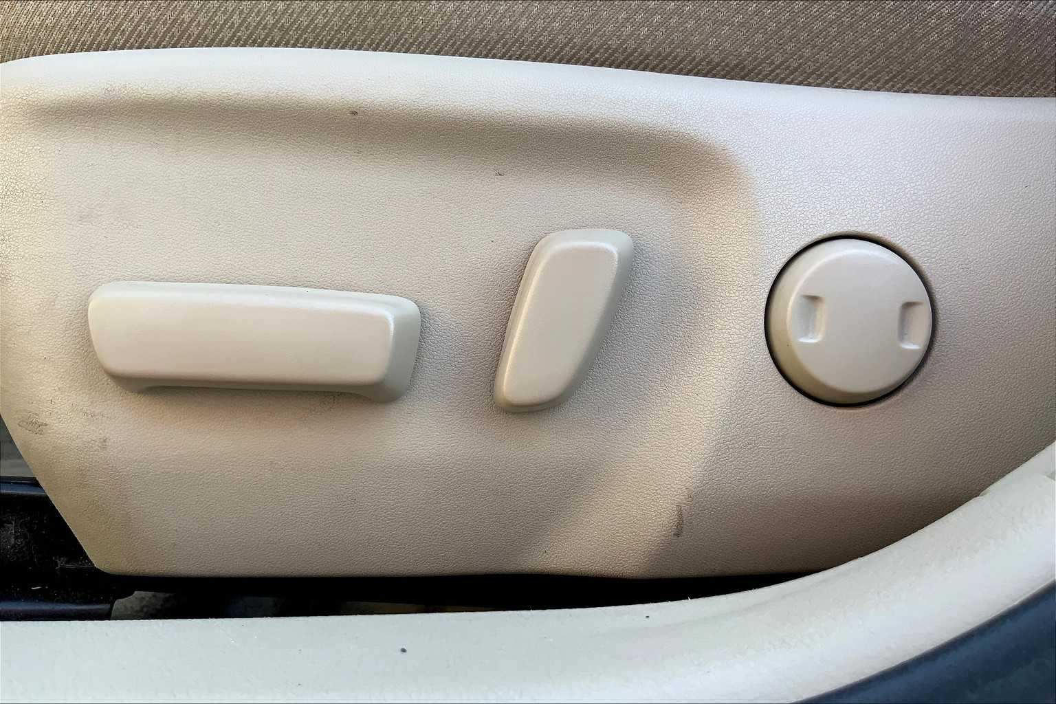 2014 Toyota Camry Hybrid XLE photo 32