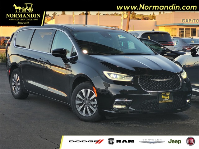 2024 Chrysler Pacifica PHEV Select's photo
