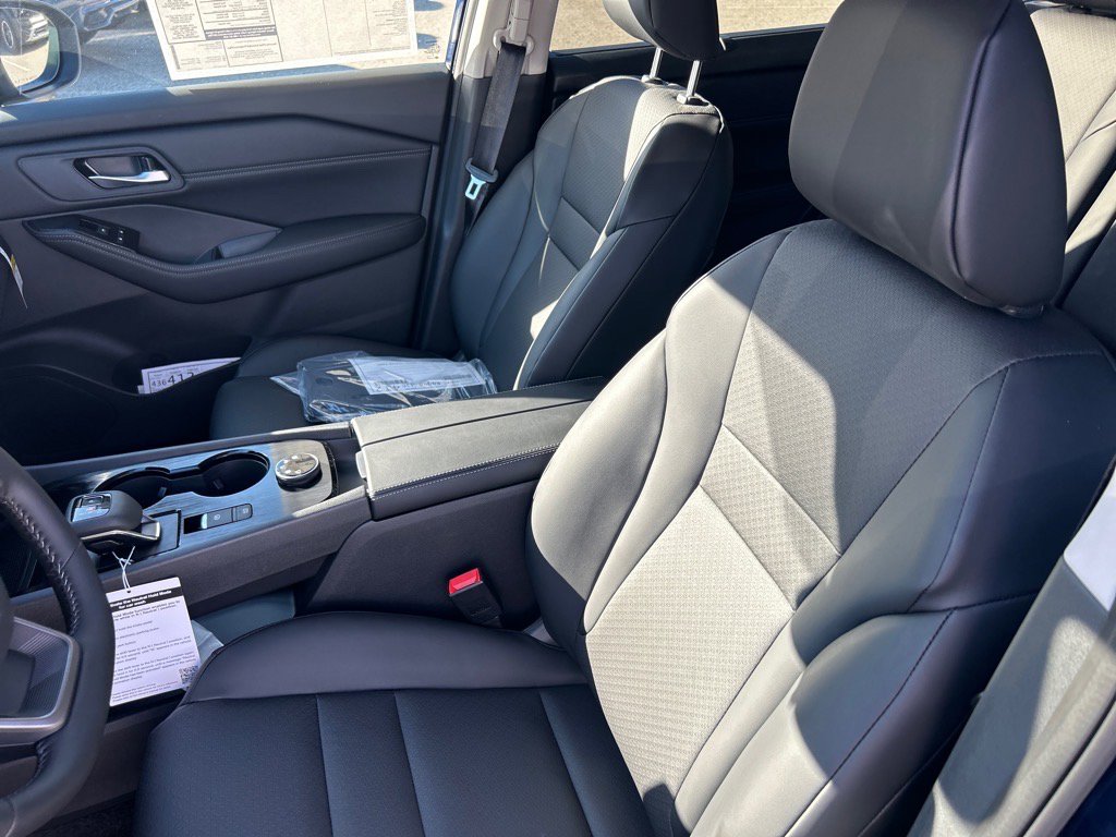 2026 Nissan Rogue SV photo 2