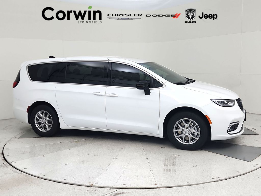 2026 Chrysler Pacifica Select's photo