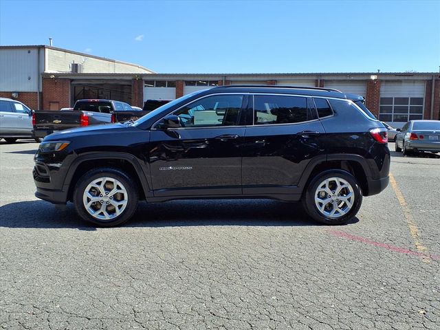 2024 Jeep Compass Latitude photo 3