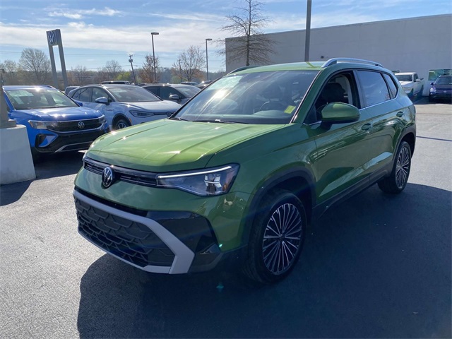 2025 Volkswagen Taos SE photo 3