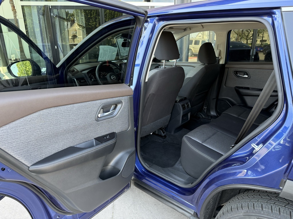 2023 Nissan Rogue SV photo 18