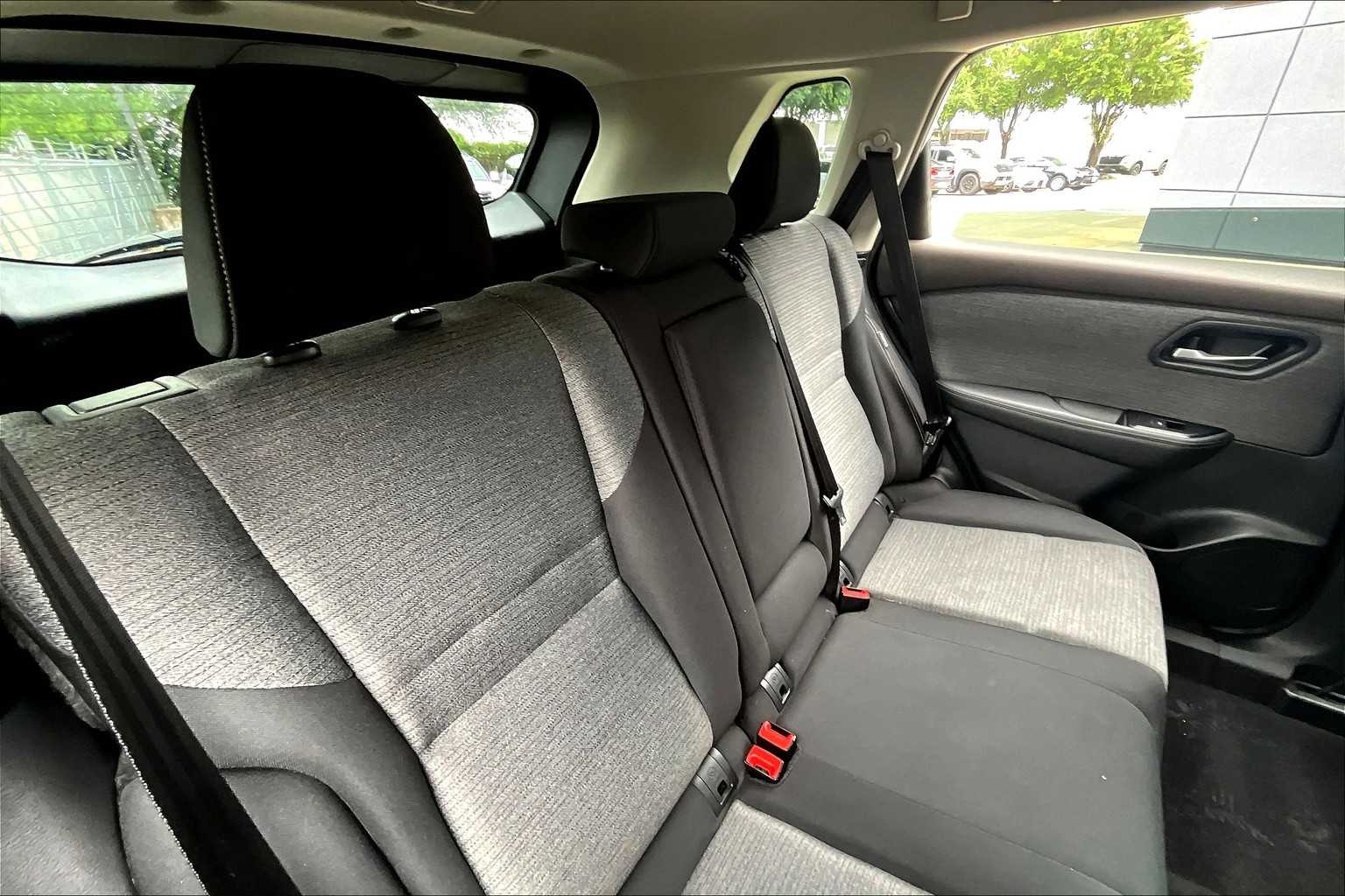 2022 Nissan Rogue SV photo 17