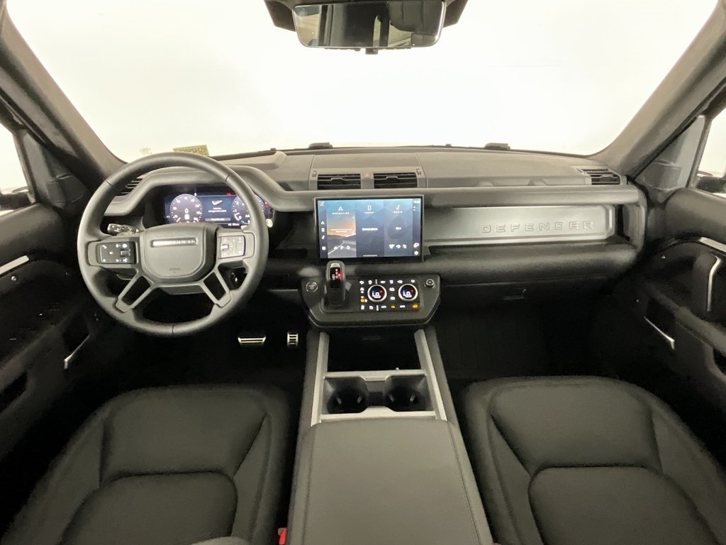 2025 Land Rover Defender 110 V8 photo 3