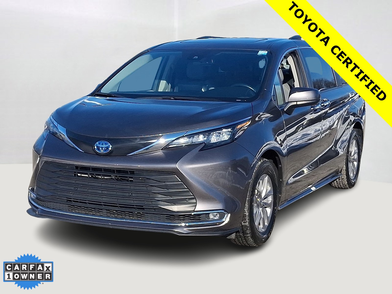 2024 Toyota Sienna XLE's photo