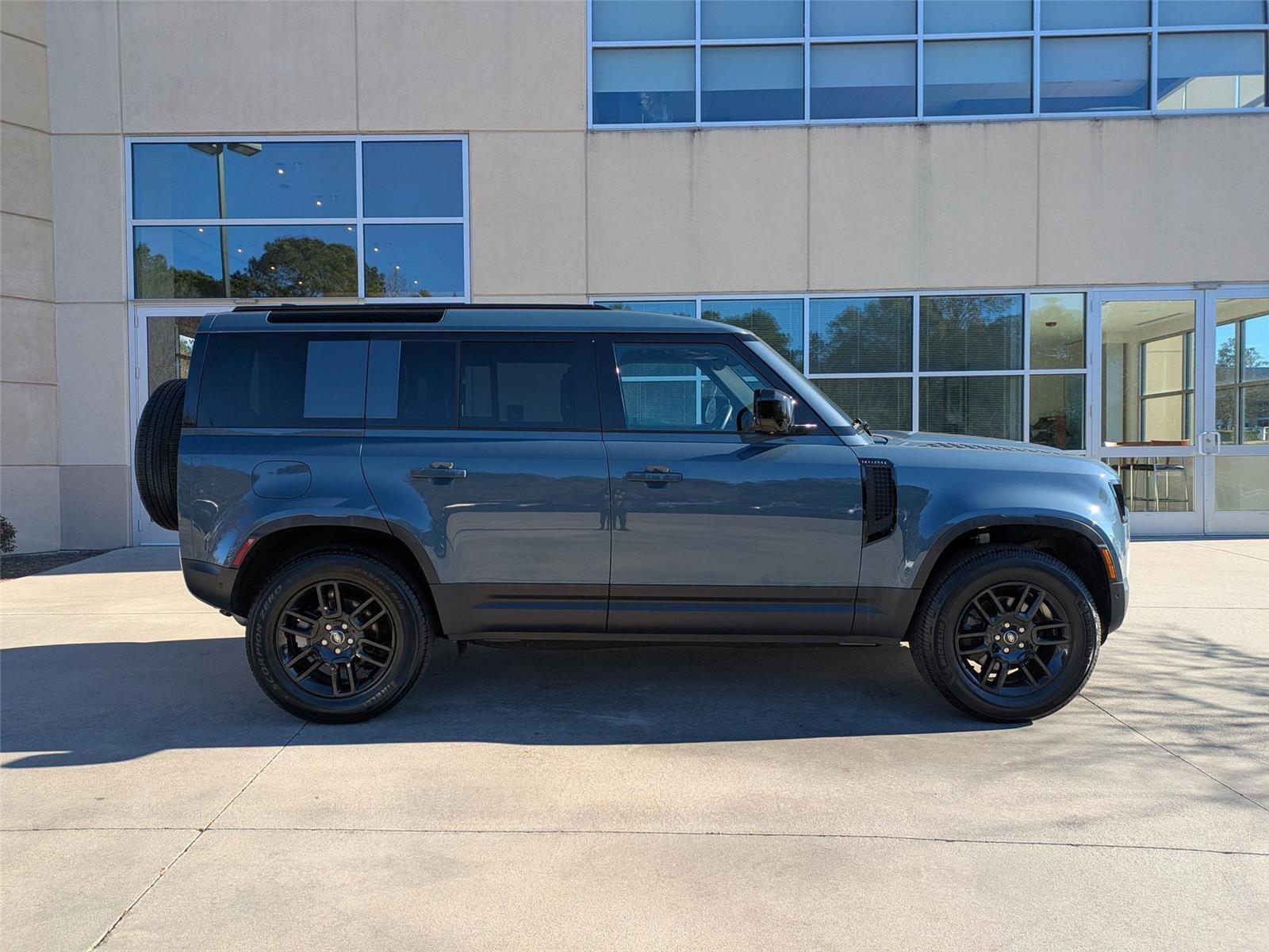 2025 Land Rover Defender S photo 4