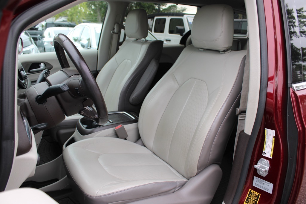 2017 Chrysler Pacifica Touring Plus photo 5