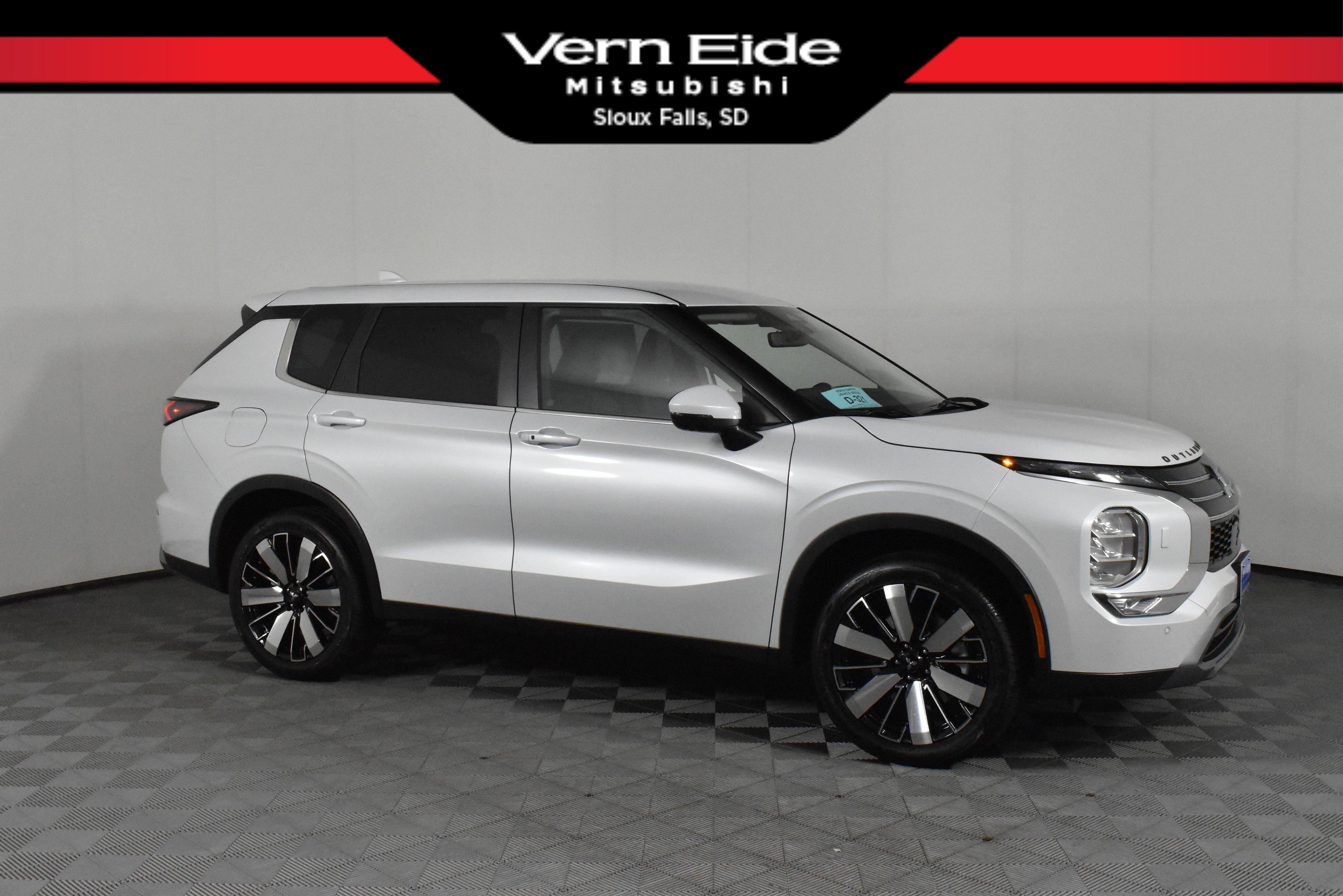 2025 Mitsubishi Outlander SE's photo