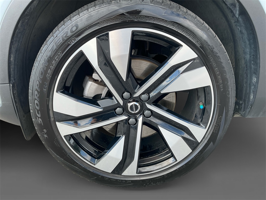 2024 Volvo XC40 Plus photo 14