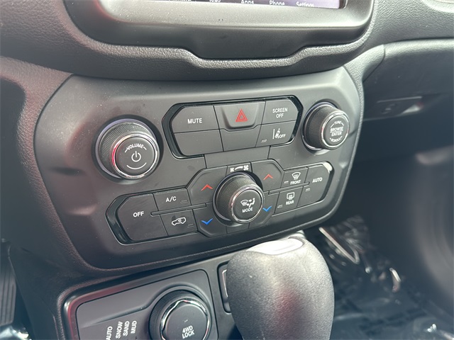 2023 Jeep Renegade Latitude Upland photo 21
