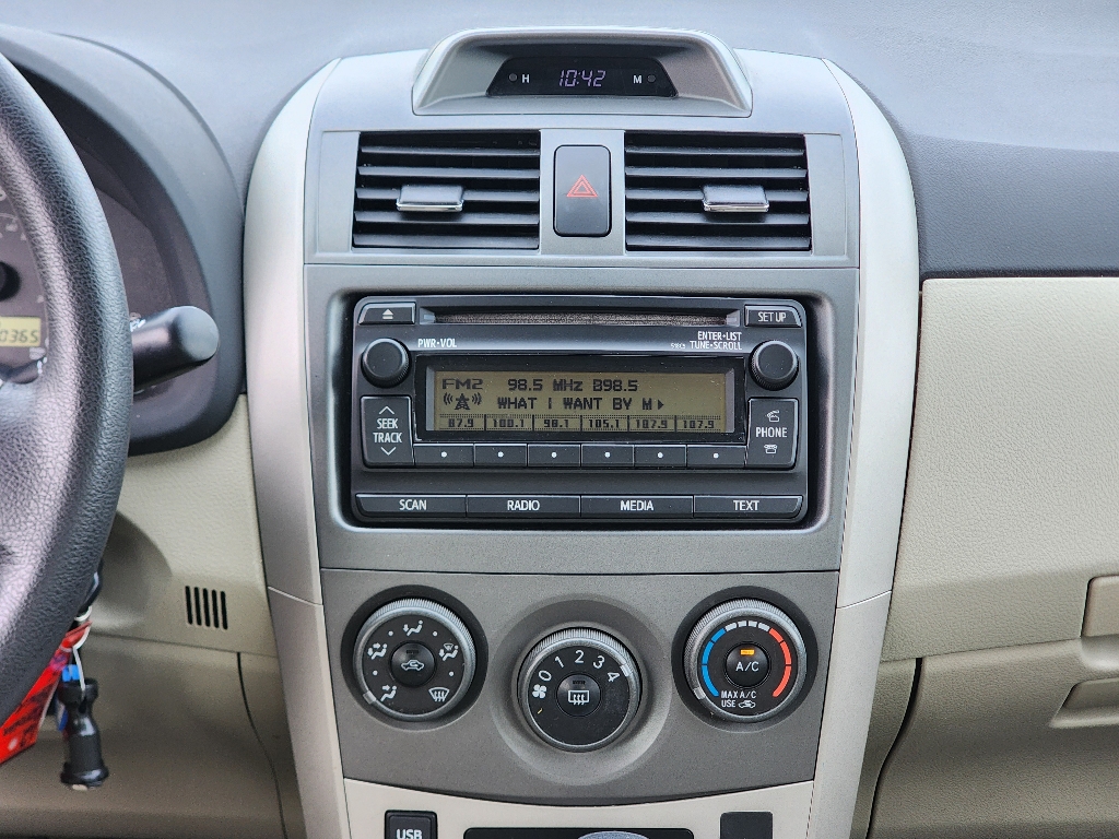 2012 Toyota Corolla LE photo 3