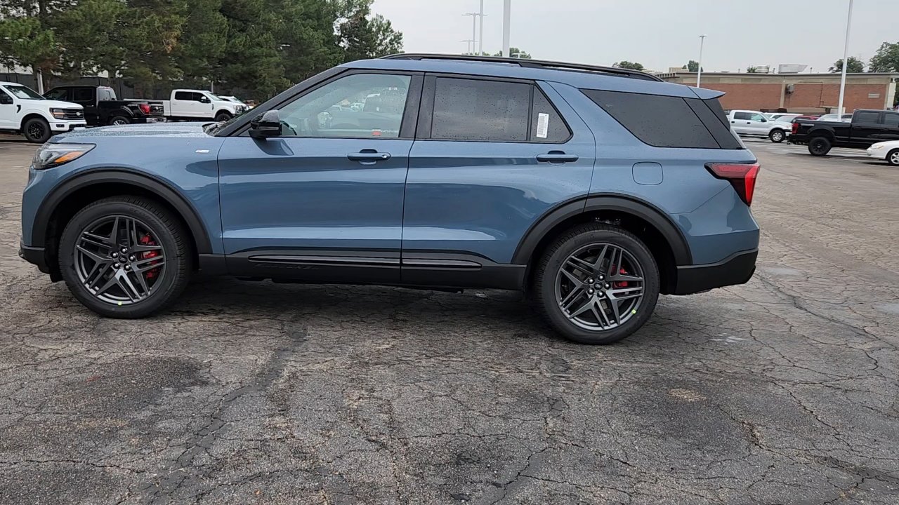 2025 Ford Explorer ST-Line photo 2