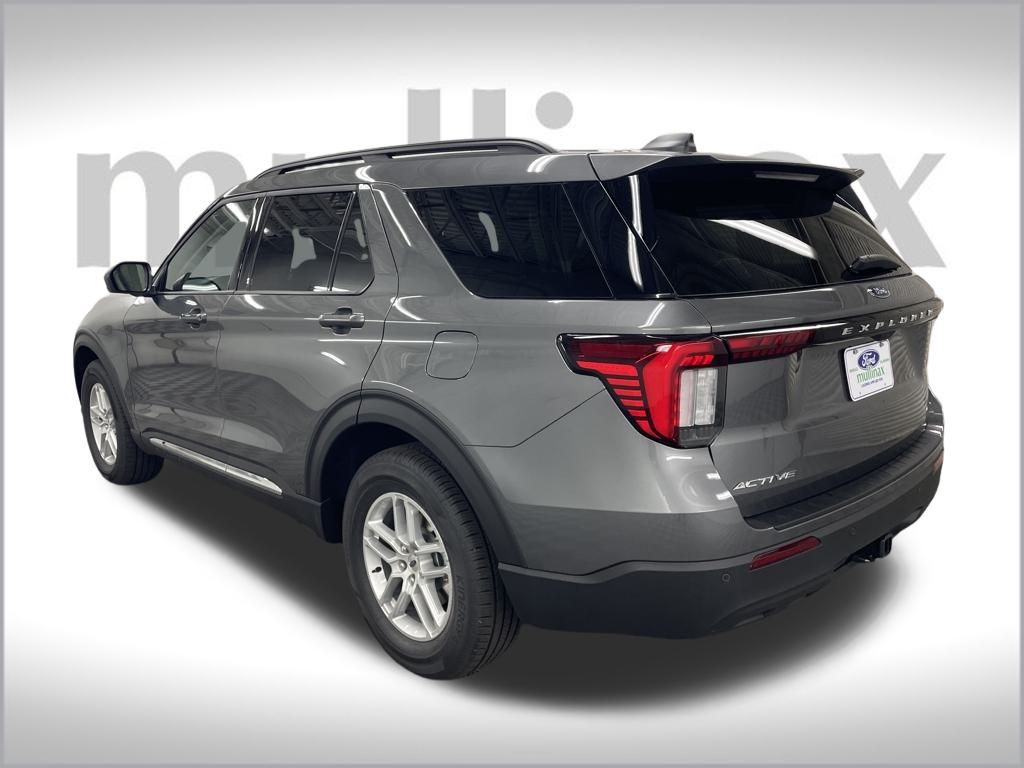 2025 Ford Explorer photo 4