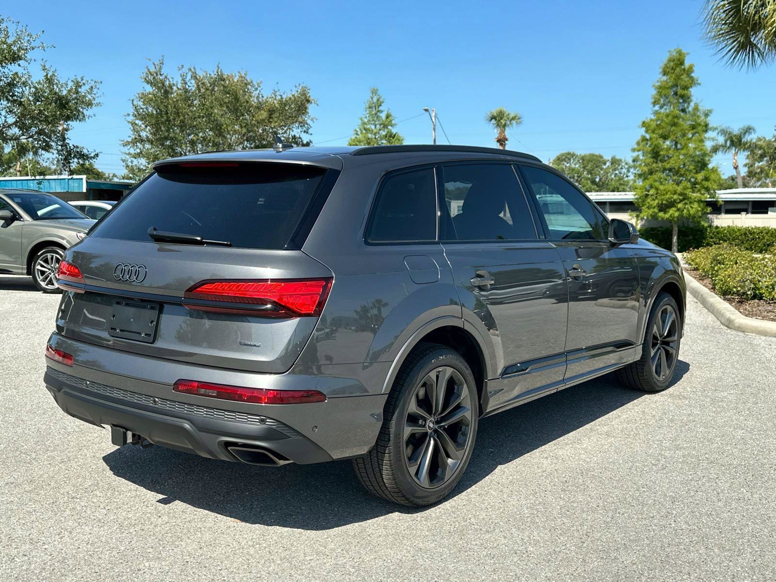 2025 Audi Q7 55 Premium Plus photo 4