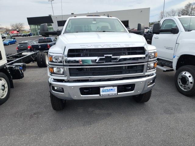 2024 Chevrolet Silverado 6500HD LT photo 2