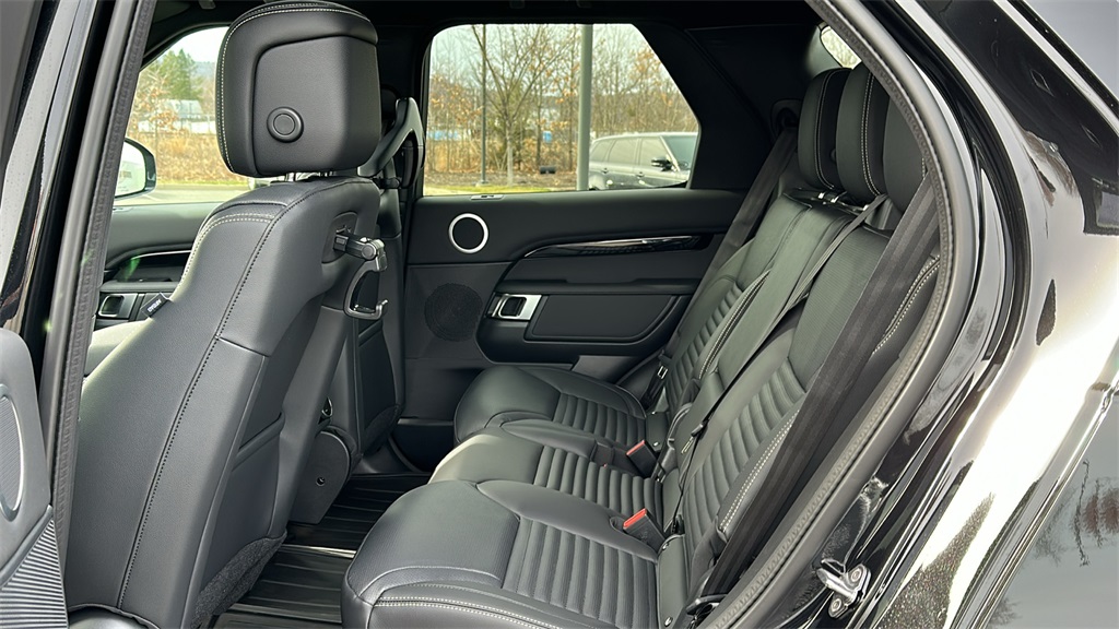 2025 Land Rover Discovery S photo 24