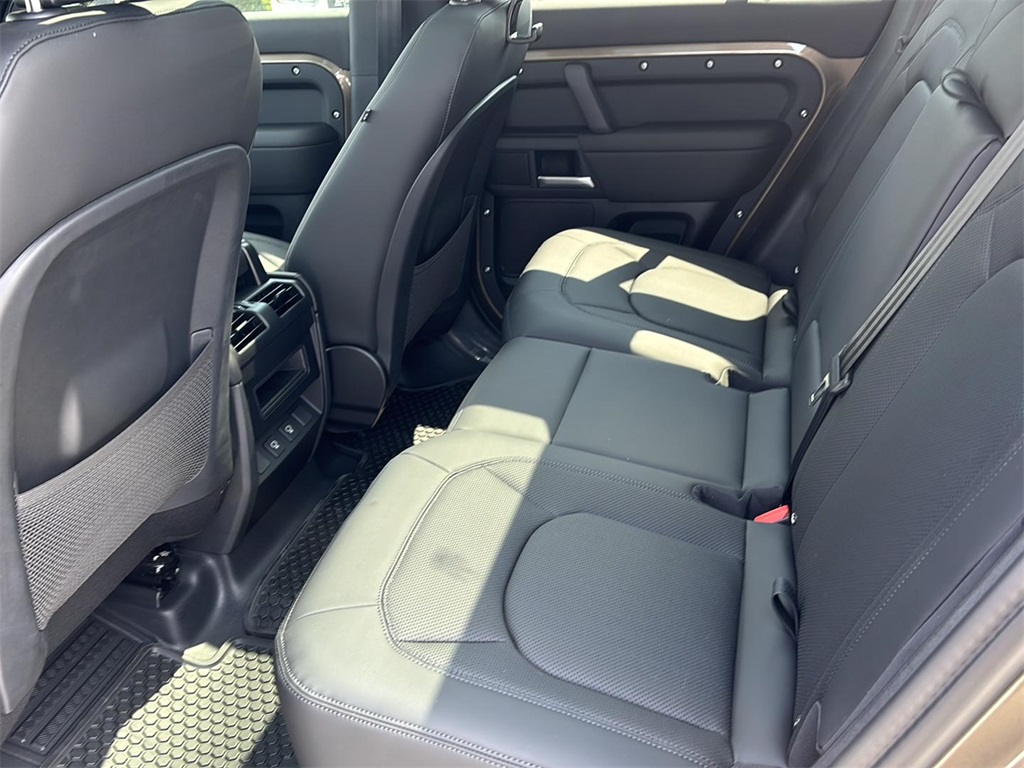 2025 Land Rover Defender 110 X-Dynamic SE photo 5