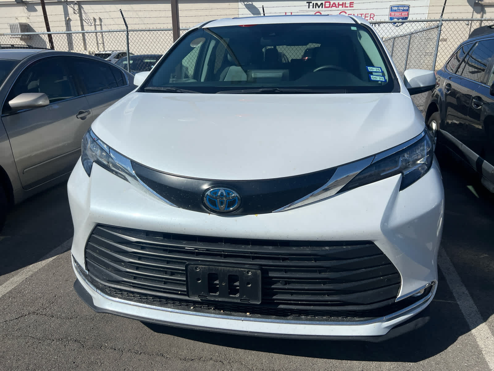2023 Toyota Sienna XLE photo 2