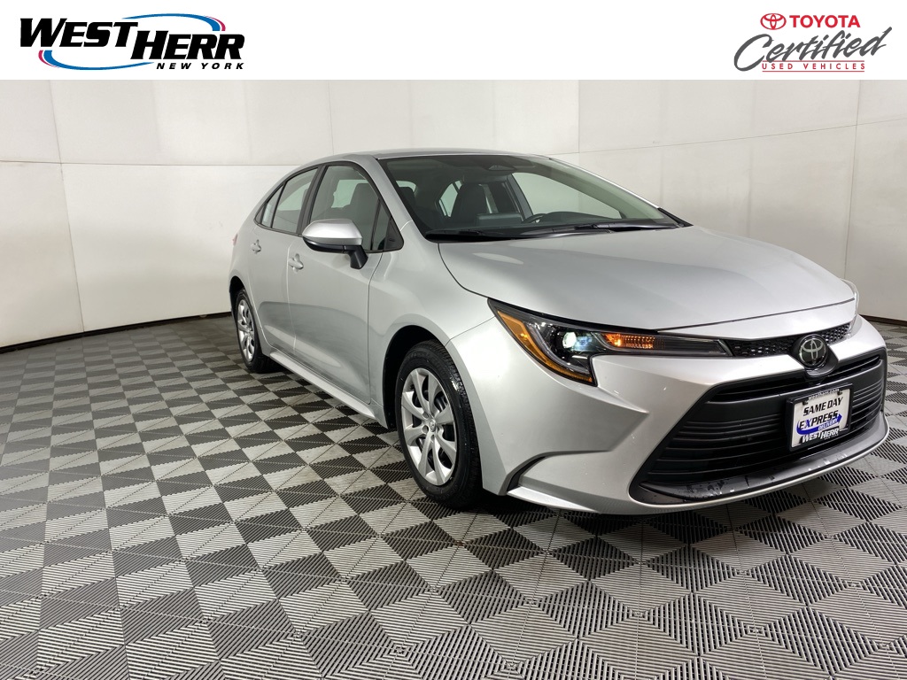 2024 Toyota Corolla LE's photo