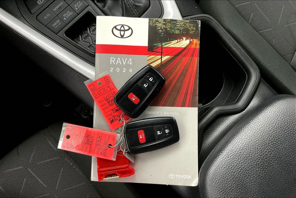 2024 Toyota RAV4 XLE photo 10