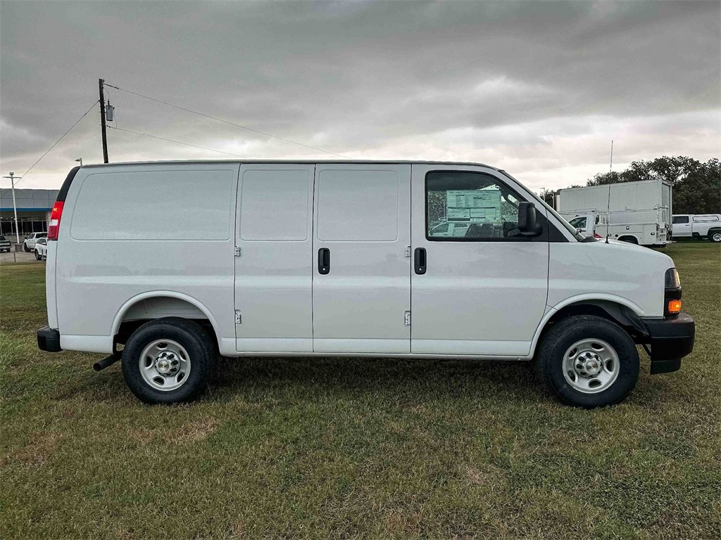 2025 Chevrolet Express Cargo 2500 photo 3