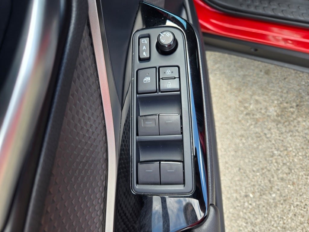 2022 Toyota C-HR XLE photo 19