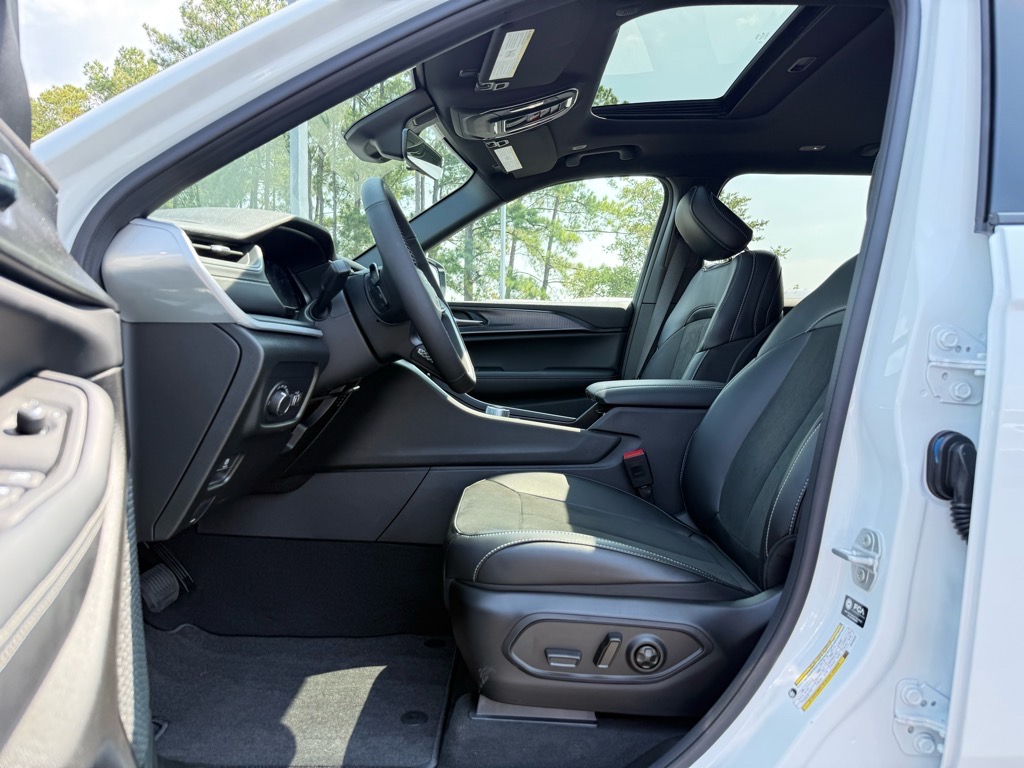 2025 Jeep Grand Cherokee Altitude photo 4