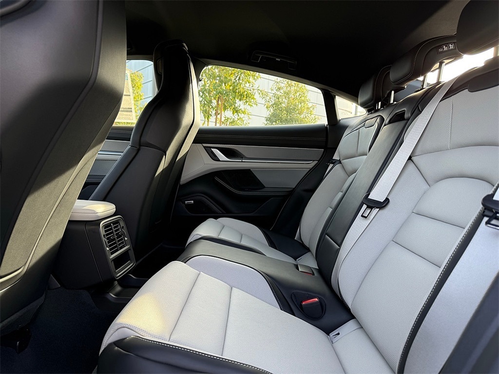 2025 Porsche Taycan 4S photo 28