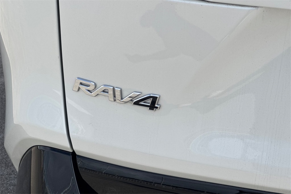 2022 Toyota RAV4 Hybrid SE photo 33