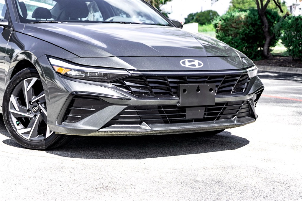 2024 Hyundai Elantra SEL Convenience photo 3