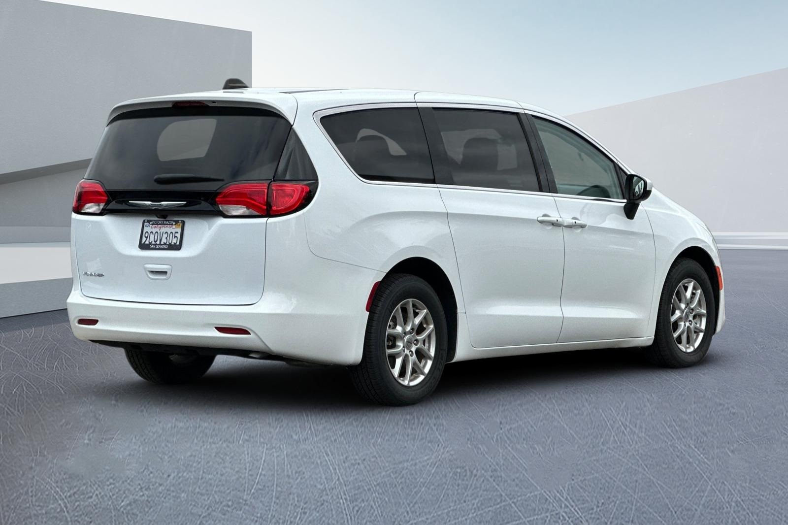 2022 Chrysler Voyager LX photo 4