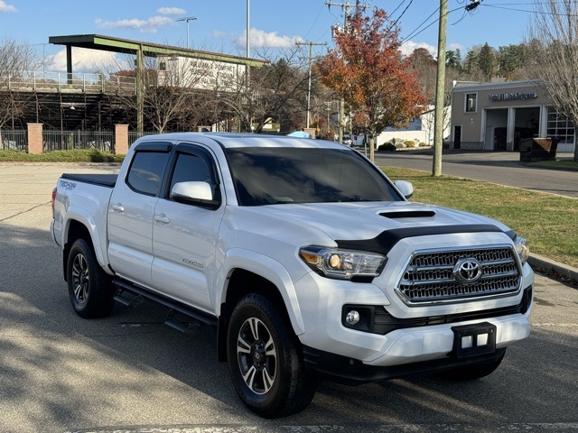 2016 Toyota Tacoma TRD Sport photo 3