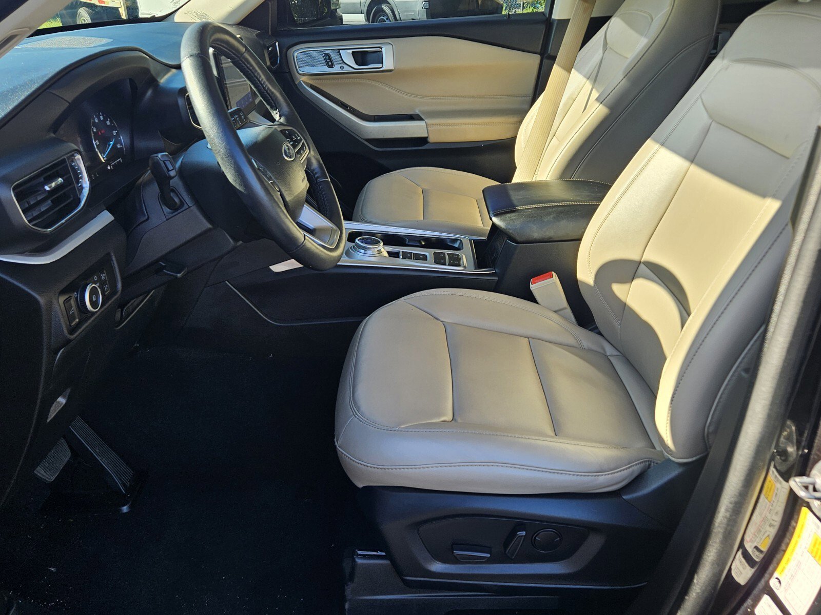 2023 Ford Explorer XLT photo 3