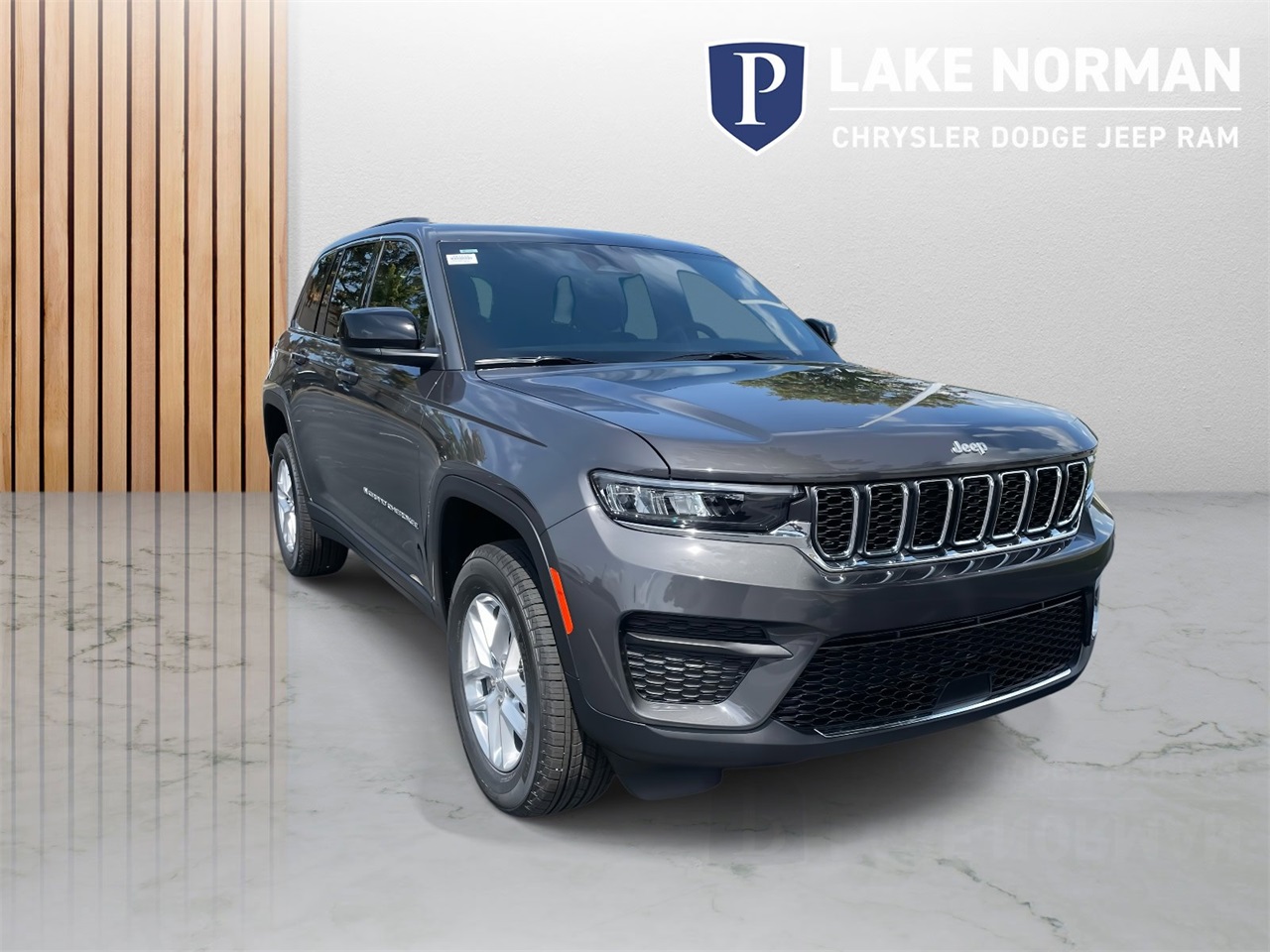 2025 Jeep Grand Cherokee Laredo photo 2