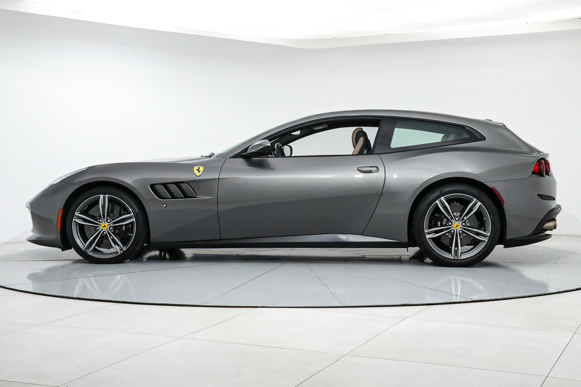 2017 Ferrari GTC4Lusso photo 2