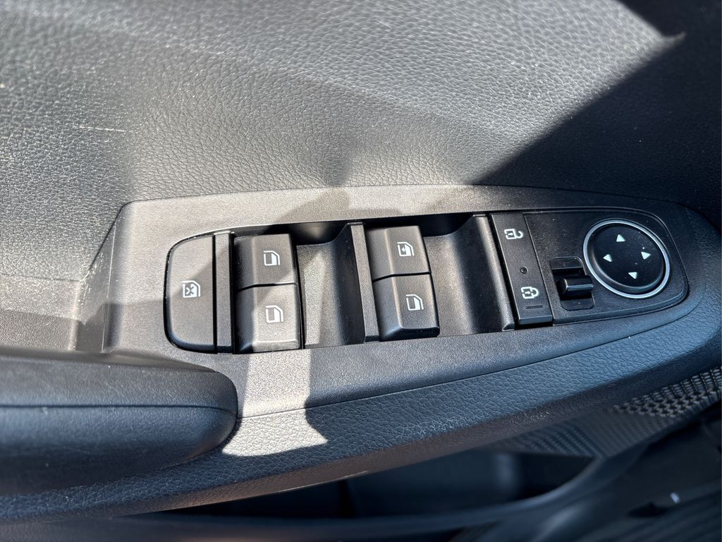2023 Kia Seltos LX photo 28