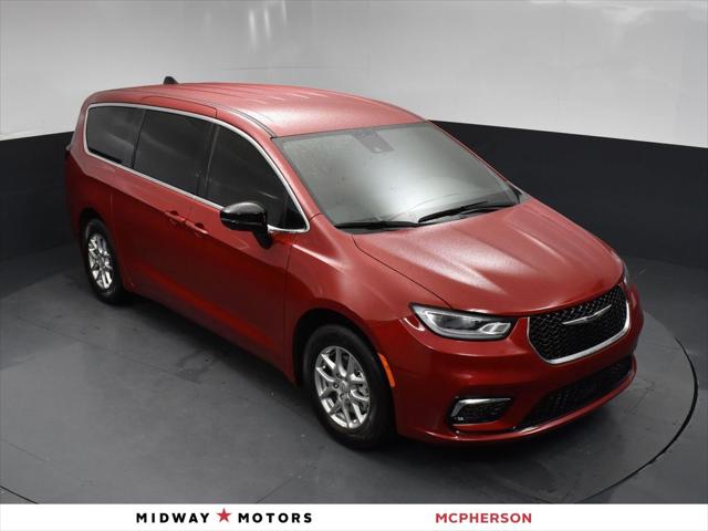 2026 Chrysler Pacifica Select's photo