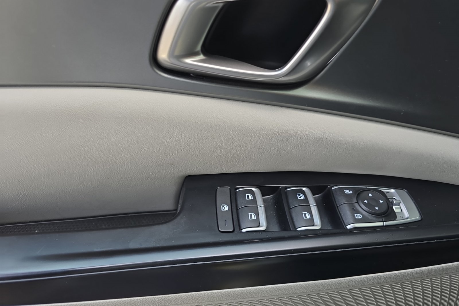 2024 Kia Carnival LX photo 9