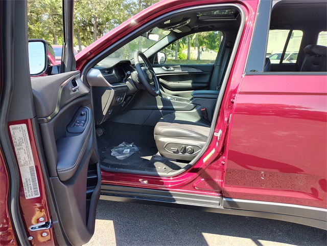 2025 Jeep Grand Cherokee Laredo Altitude photo 11