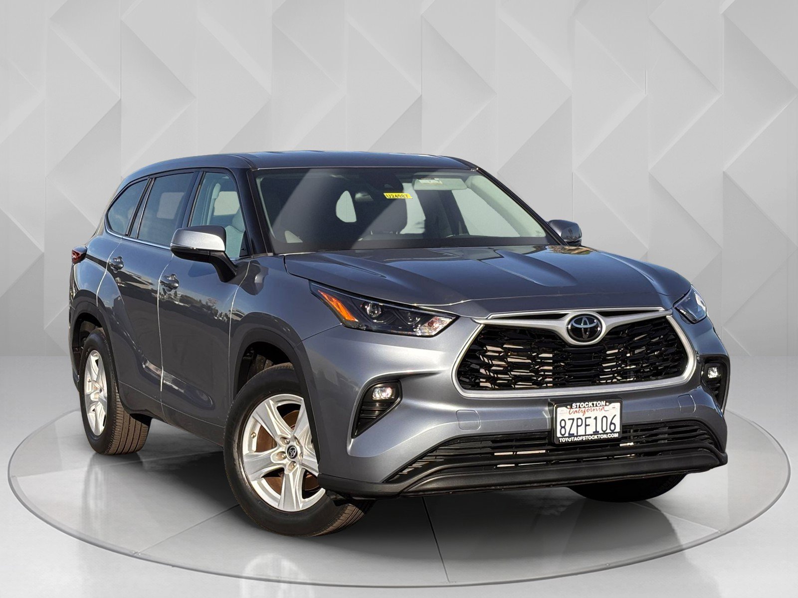 2022 Toyota Highlander LE photo 4