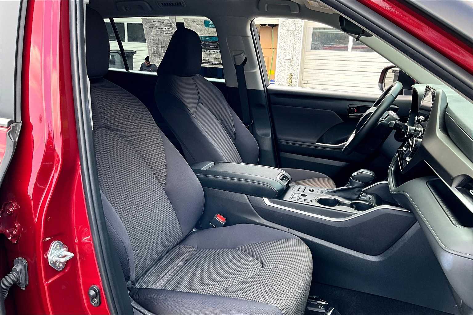 2024 Toyota Highlander LE photo 8