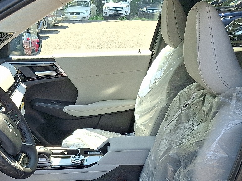 2025 Mitsubishi Outlander SE photo 4